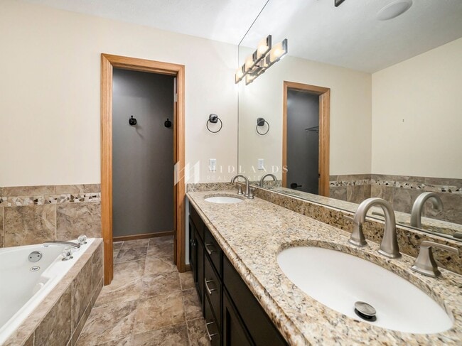 Building Photo - 4 Bedroom Papillion Home!