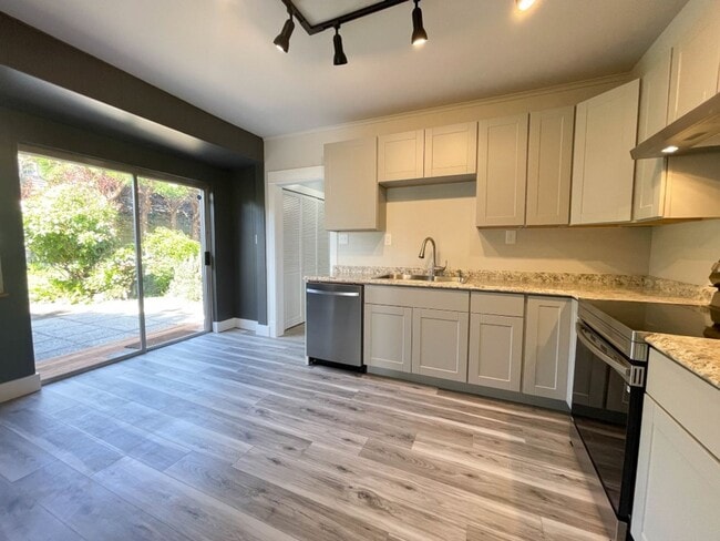 Building Photo - 3Bd/2Ba Shoreline House