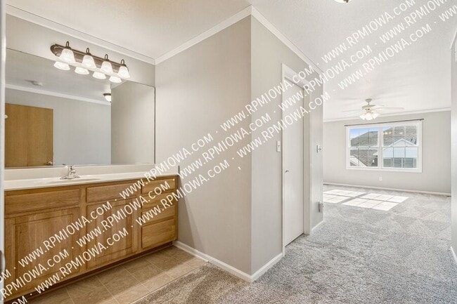 Building Photo - 513 E 4th St