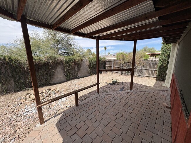 Building Photo - Eastside townhome, convenient location