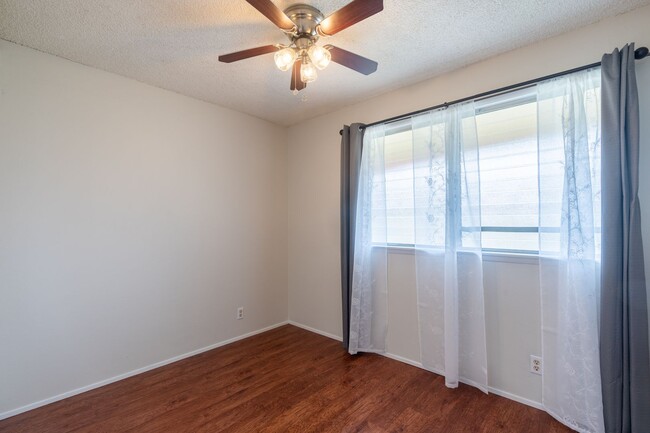 Building Photo - 2 bedroom / 1 1/2 bath / 2 parking condo i...