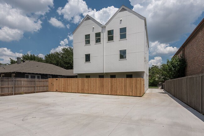 Building Photo - * MOVE IN SUMMER 7/23/2027 * 5 Bed 5.5 Bat...