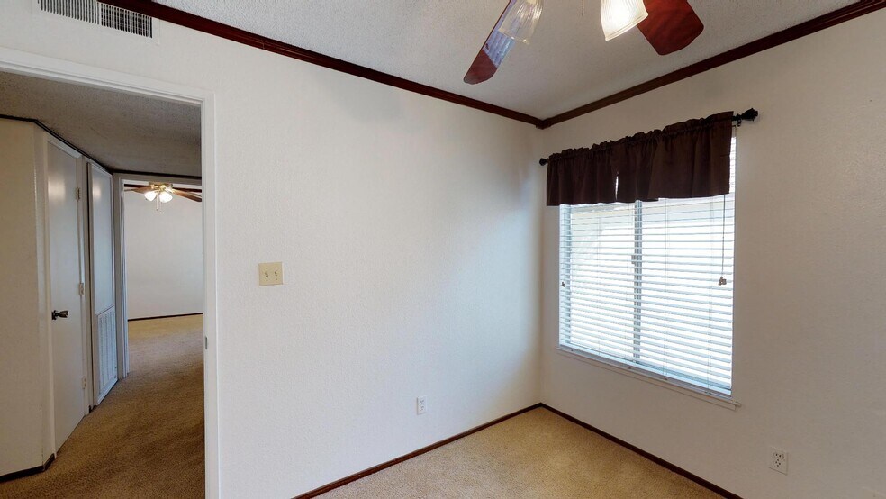 Building Photo - 3701 Colonial Dr