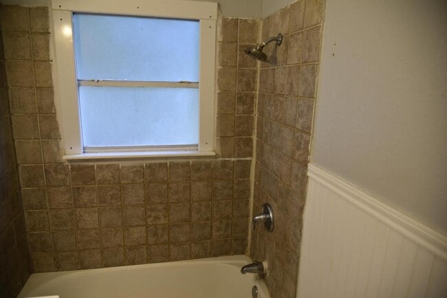 Building Photo - 302 S Oneal St