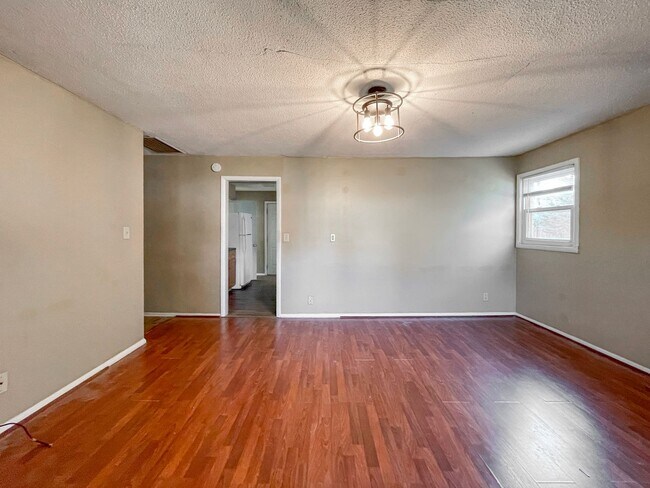 Building Photo - Dishwasher Included