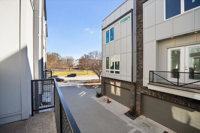Building Photo - 1680 Memorial Dr SE