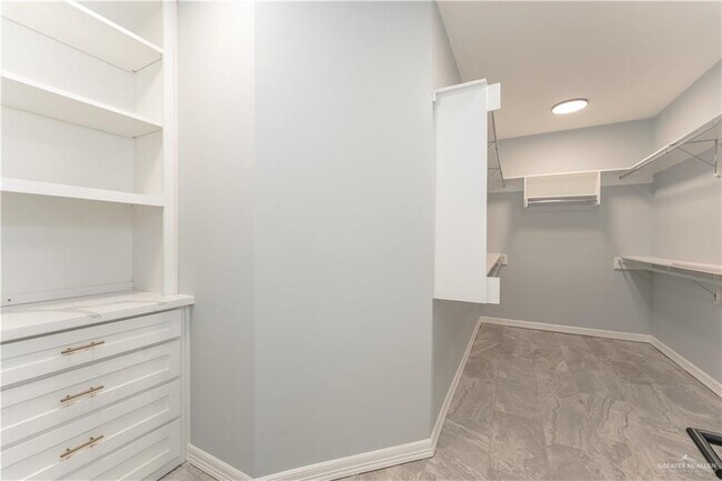 Building Photo - 1711 Lago Delton