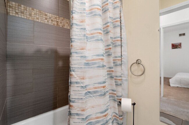 Building Photo - 2 Story Home in Botanical Heights (Optiona...