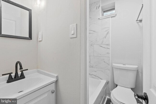 Building Photo - 35 E Collom St