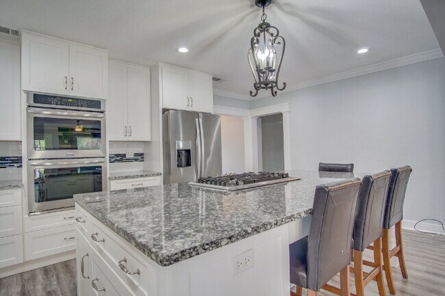 Building Photo - East Hill 3BR Home Near Bayview Park with Office, Hot Tub, Workshop & Detached Garage