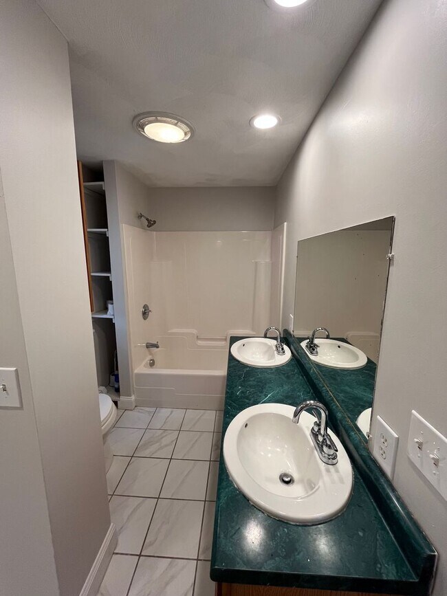 Building Photo - 4 Bedroom 2 Bath Single Family Home