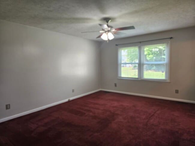 Building Photo - 3 Bed, 2 Bath with Screened in Porch