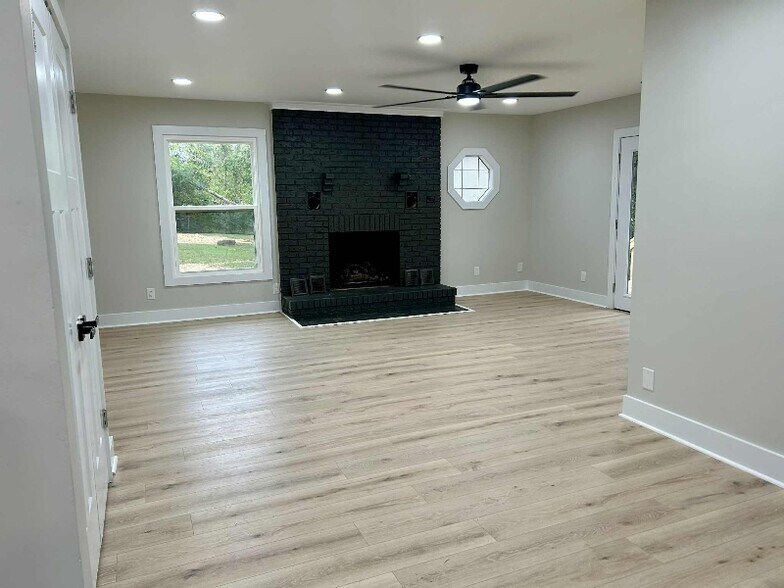 Building Photo - 304 Greenview Dr