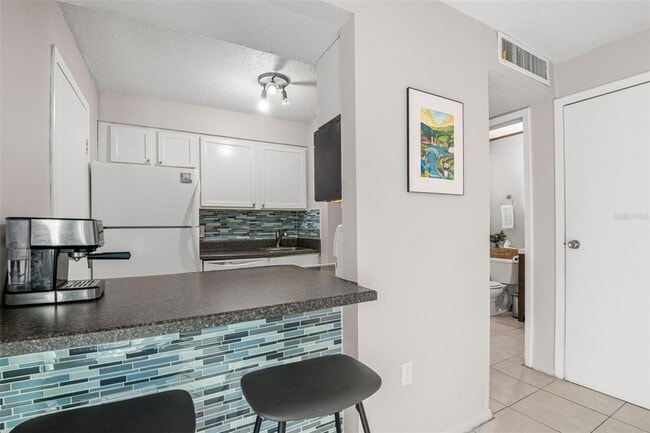 Building Photo - 4215 E Bay Dr