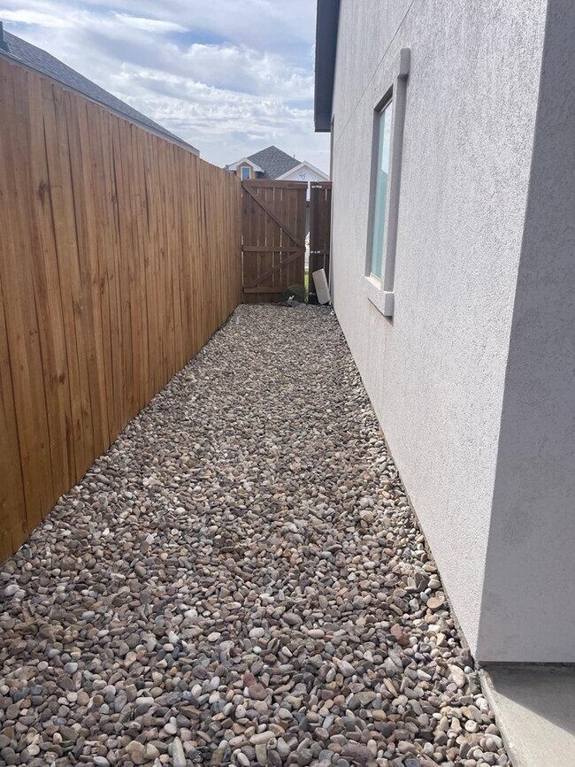 Building Photo - 8642 Fortuna Ct