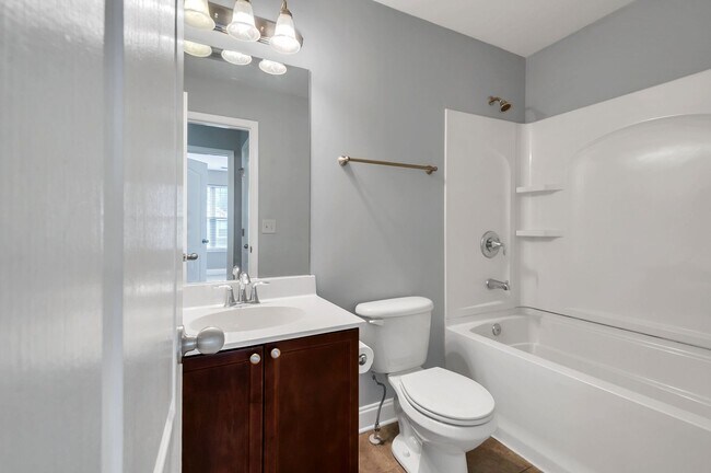 Building Photo - Awesome 3BE/2.5BA home in Bellevue!