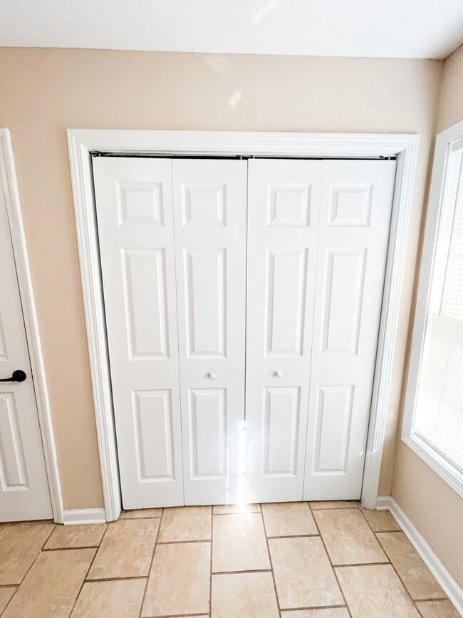 Building Photo - 2 Bedroom 1.5 Bathroom Townhome