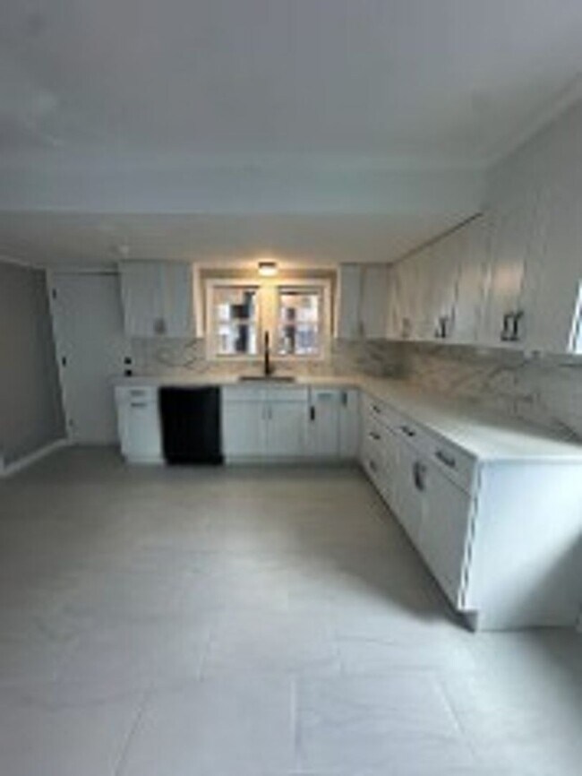 Building Photo - 177 Hart St