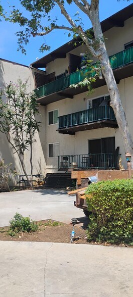 Building Photo - 5460 White Oak Ave
