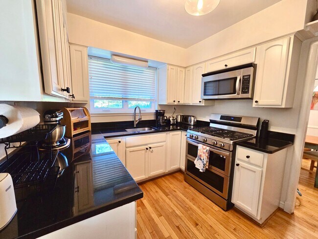 Building Photo - Lovely 4 BR/2 BA Single-Family Home in Sil...