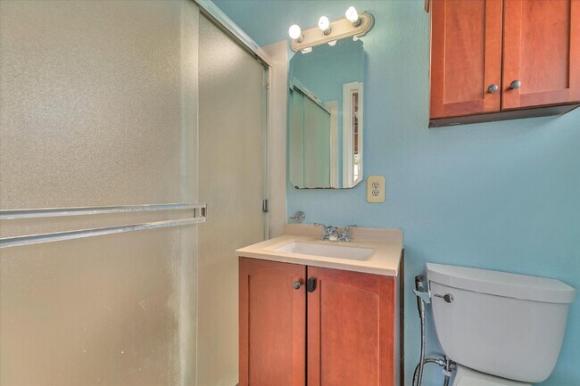 Building Photo - 43585 Montrose Ave