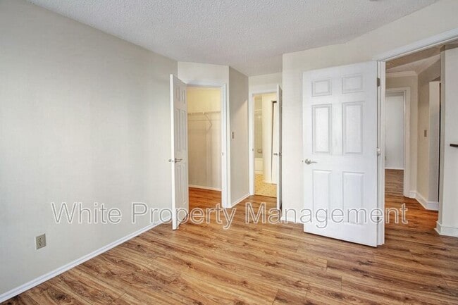 Building Photo - 2512 Cranbrook Ln