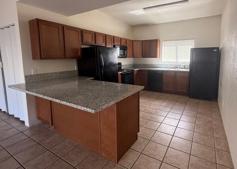 Building Photo - 738 E Elm St