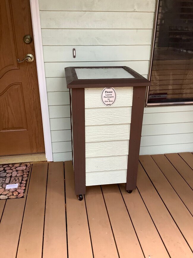 Building Photo - 1 STORY RAMBLER 3 BED 1.5 BATH IN PORT ORCHARD