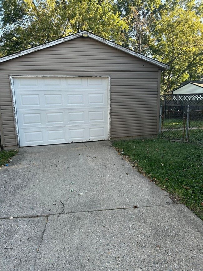 Building Photo - 3 Bedroom, 1 bath home with detached 1 car...