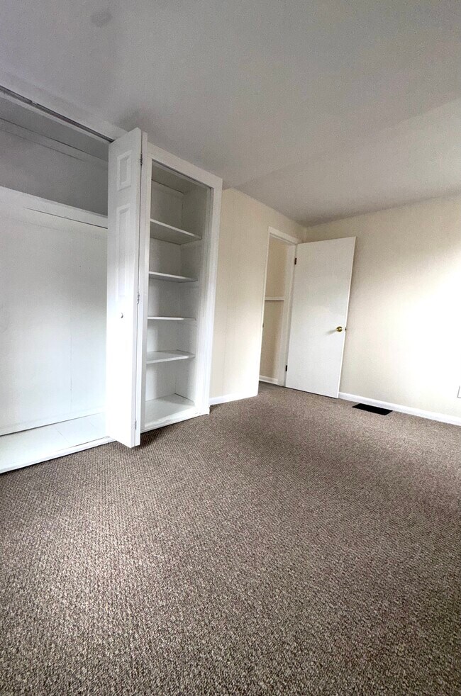 Building Photo - 567 N Walnut St