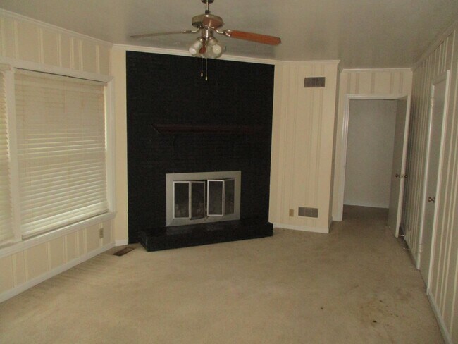 Building Photo - 1020 E Edgewater Dr