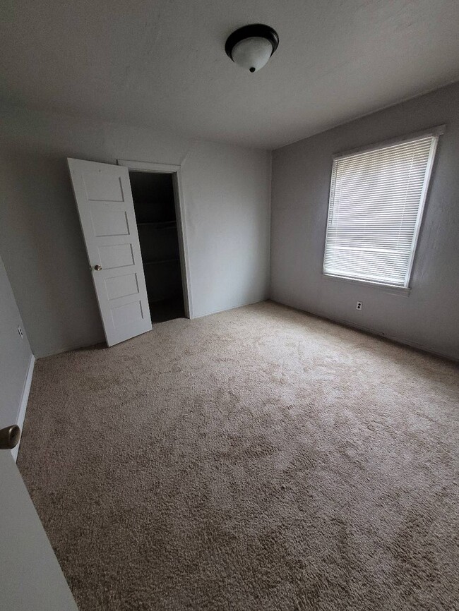 Building Photo - 408 N 1st St