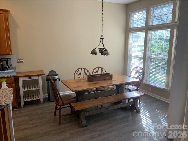 Building Photo - 6860 Lakecrest Ct