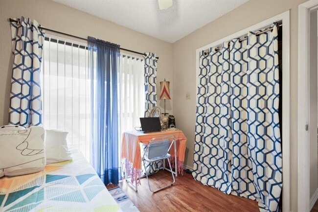 Building Photo - 806 W 24th St