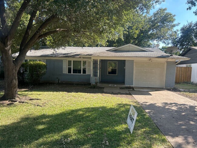 Building Photo - 3160 Chatsworth Dr