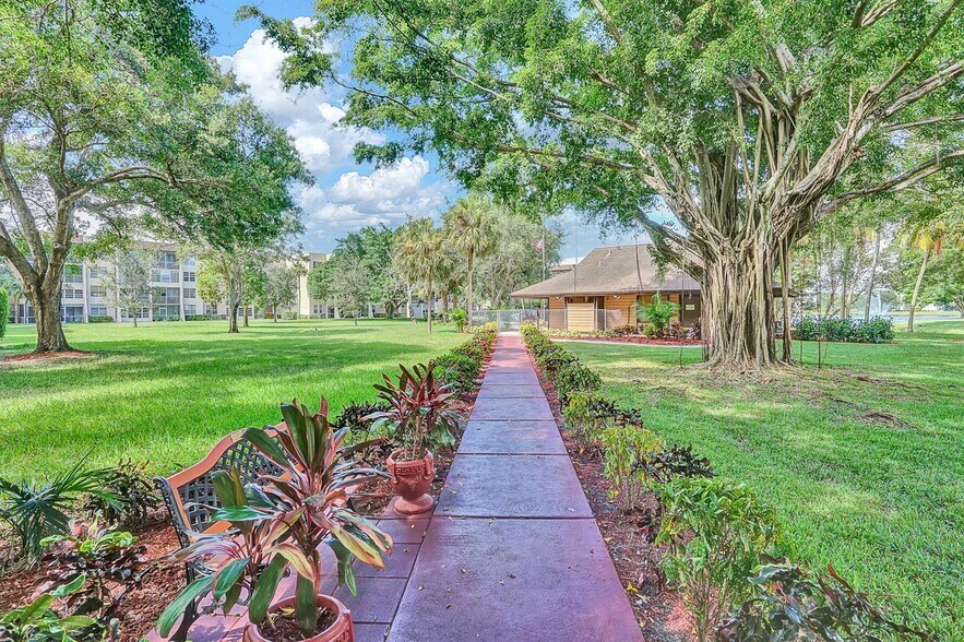 Building Photo - 9330 Lagoon Pl