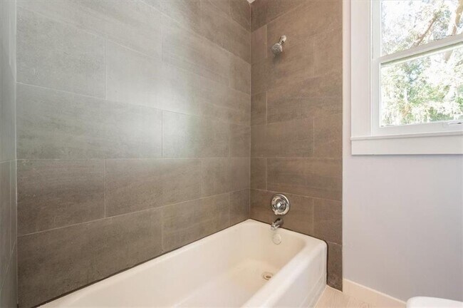 Building Photo - 300 Colson Ave