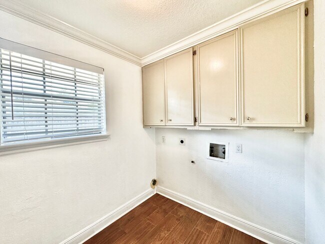 Building Photo - 5016 Five Frks Dr