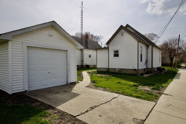 Building Photo - Modern rehabbed 2 Bedroom home with garage