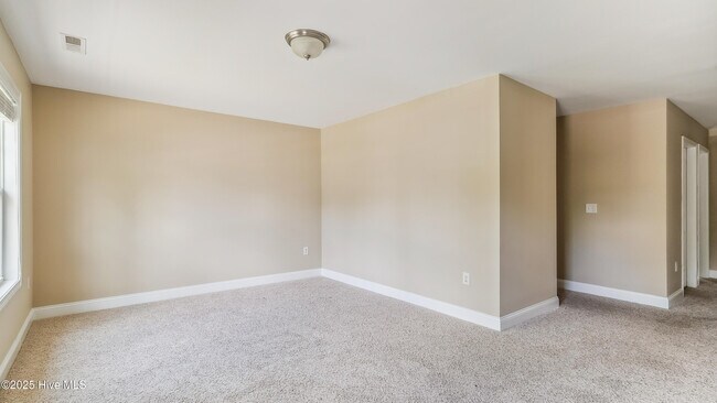 Building Photo - 110 Queens Cove Way