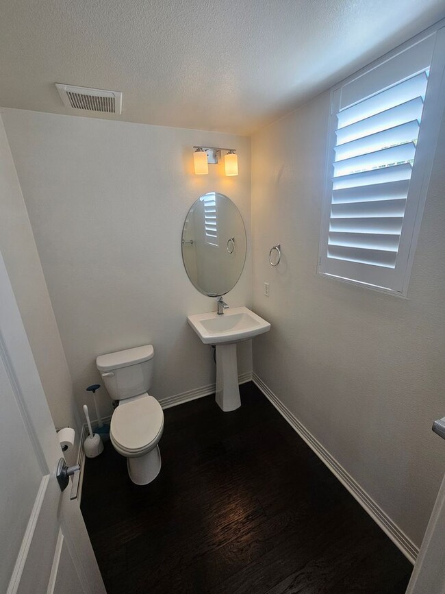 Building Photo - Gorgeous Stand Alone Town Home / Rolling Hills Golf Club is your Back Yard