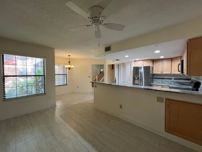 Building Photo - Beautiful 3 bed 2.5 bath townhome