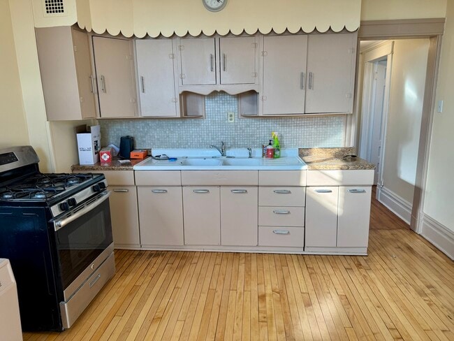 Building Photo - 1331 N Maplewood Ave