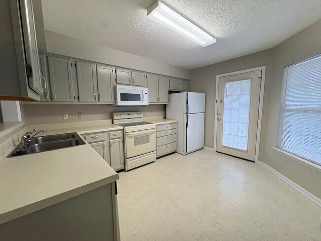 Building Photo - 2 Bedroom, 2 Bathroom Condo in High Point!