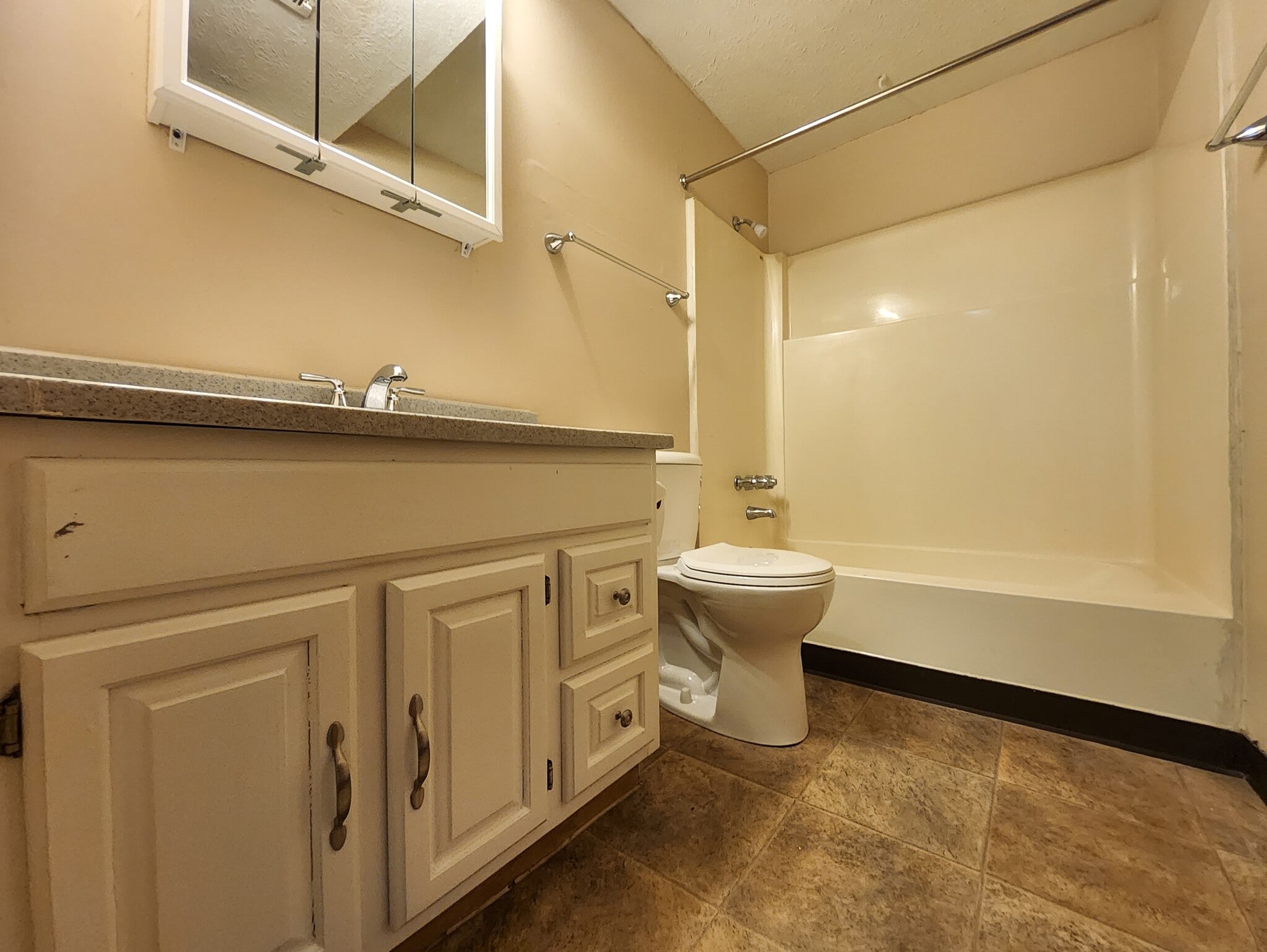 Building Photo - 1670 Colonial Dr