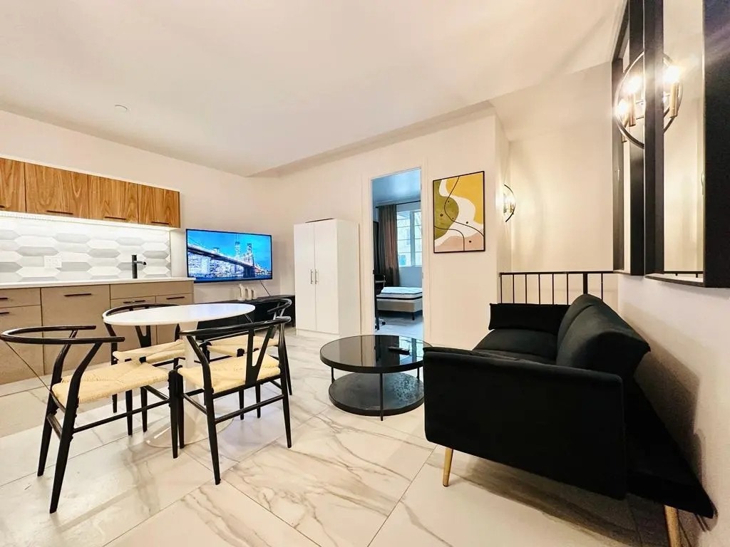 Building Photo - Furnished room/NOT APARTMENT