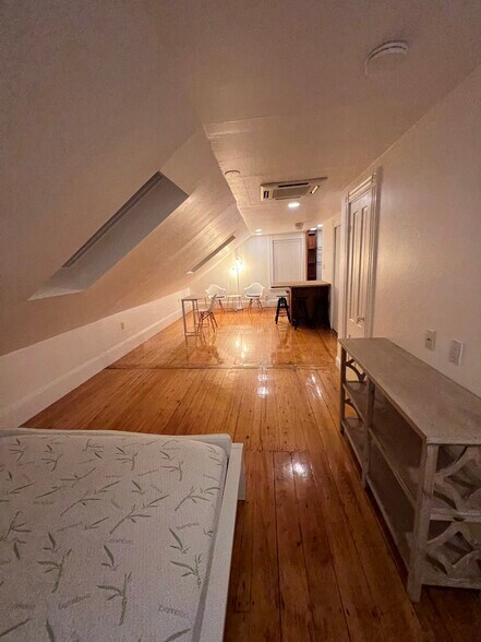 Building Photo - 9 Laurel St