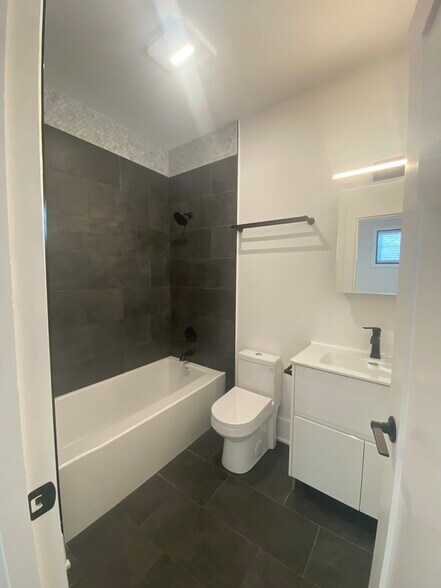 Bedroom #2 bathroom - 3409 Fernside Pl
