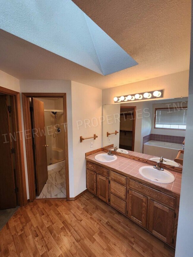 Building Photo - 4+ Bedroom Tigard Home With a Beautiful Vi...