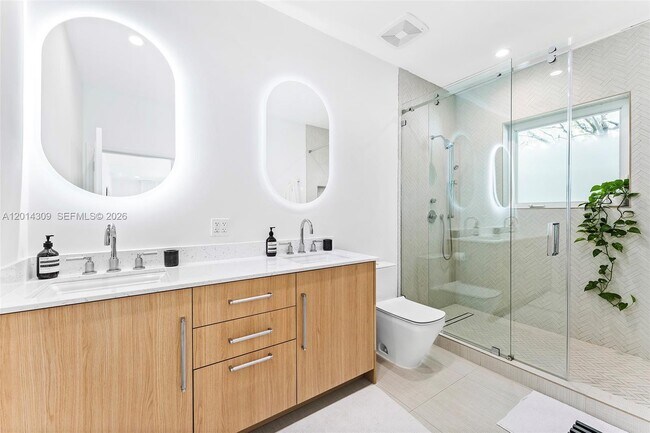 Building Photo - 6145 La Gorce Dr
